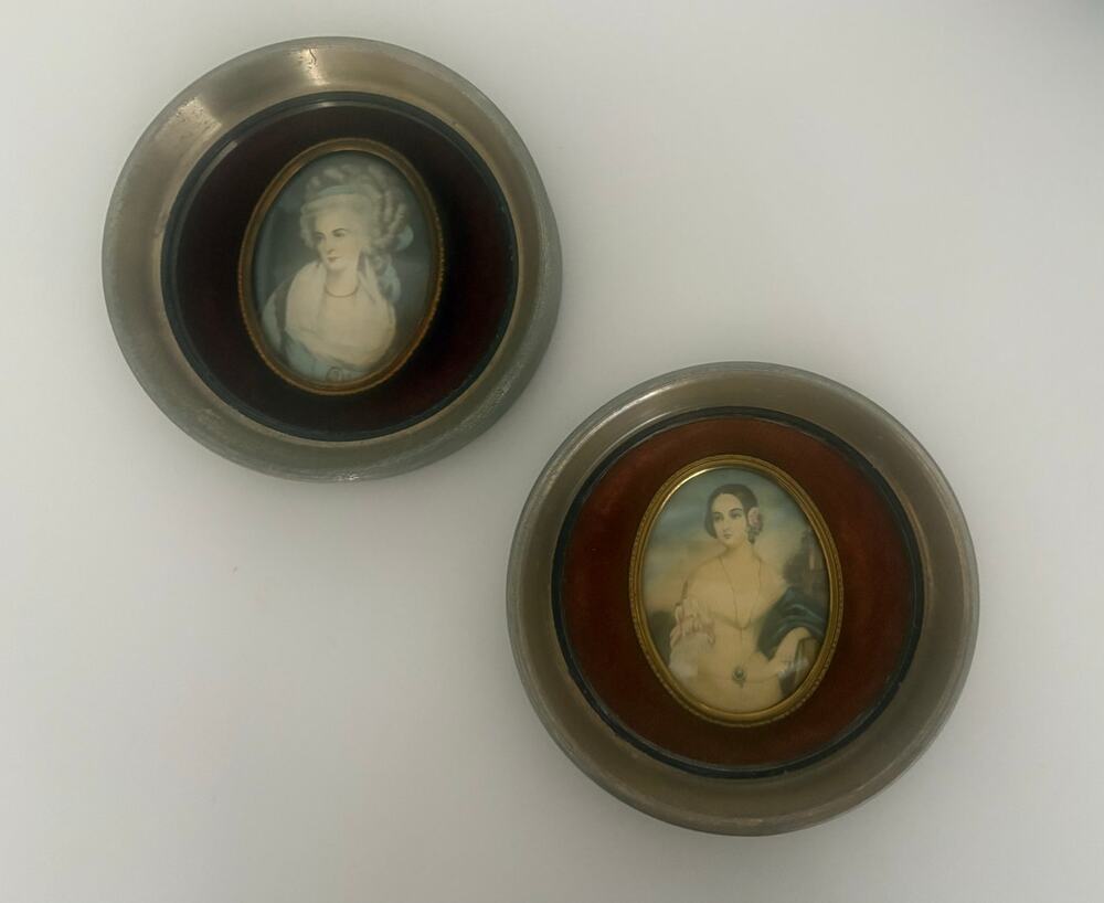 Set of 2 Cameo Creation Gold Round Red Velvet Portrait Frames Wall Hanging 6"
